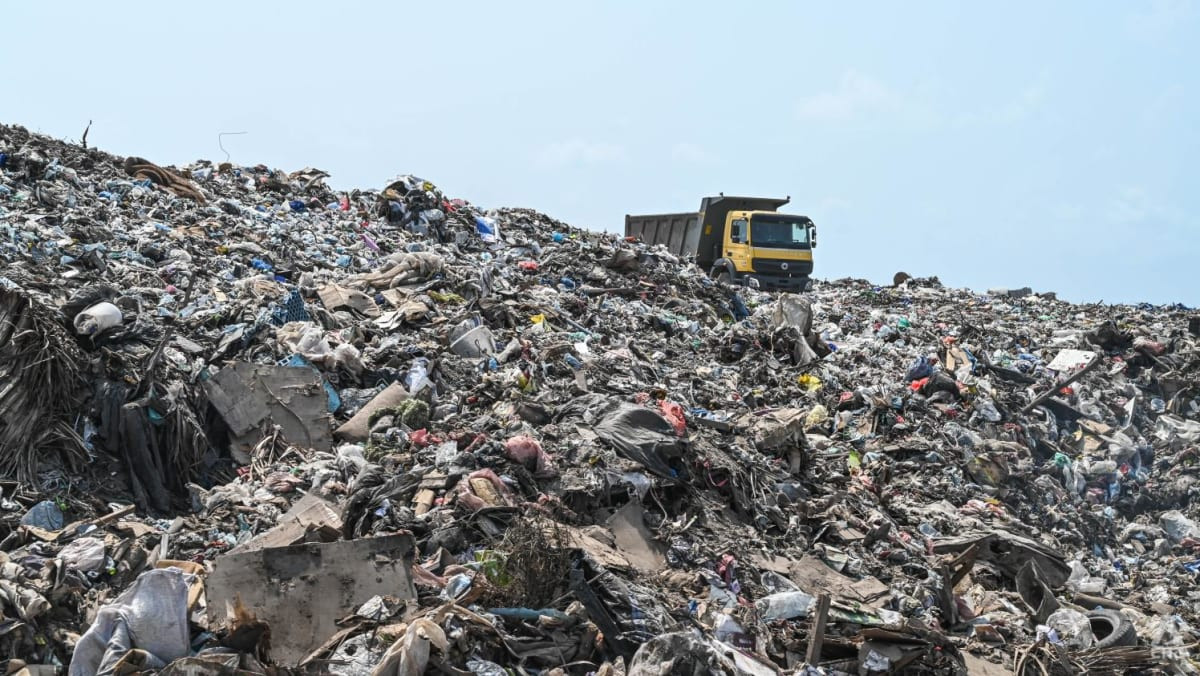 Rác thải nhựa là một vấn đề thường trực trên các bãi biển Maldives. Ảnh: CNA.