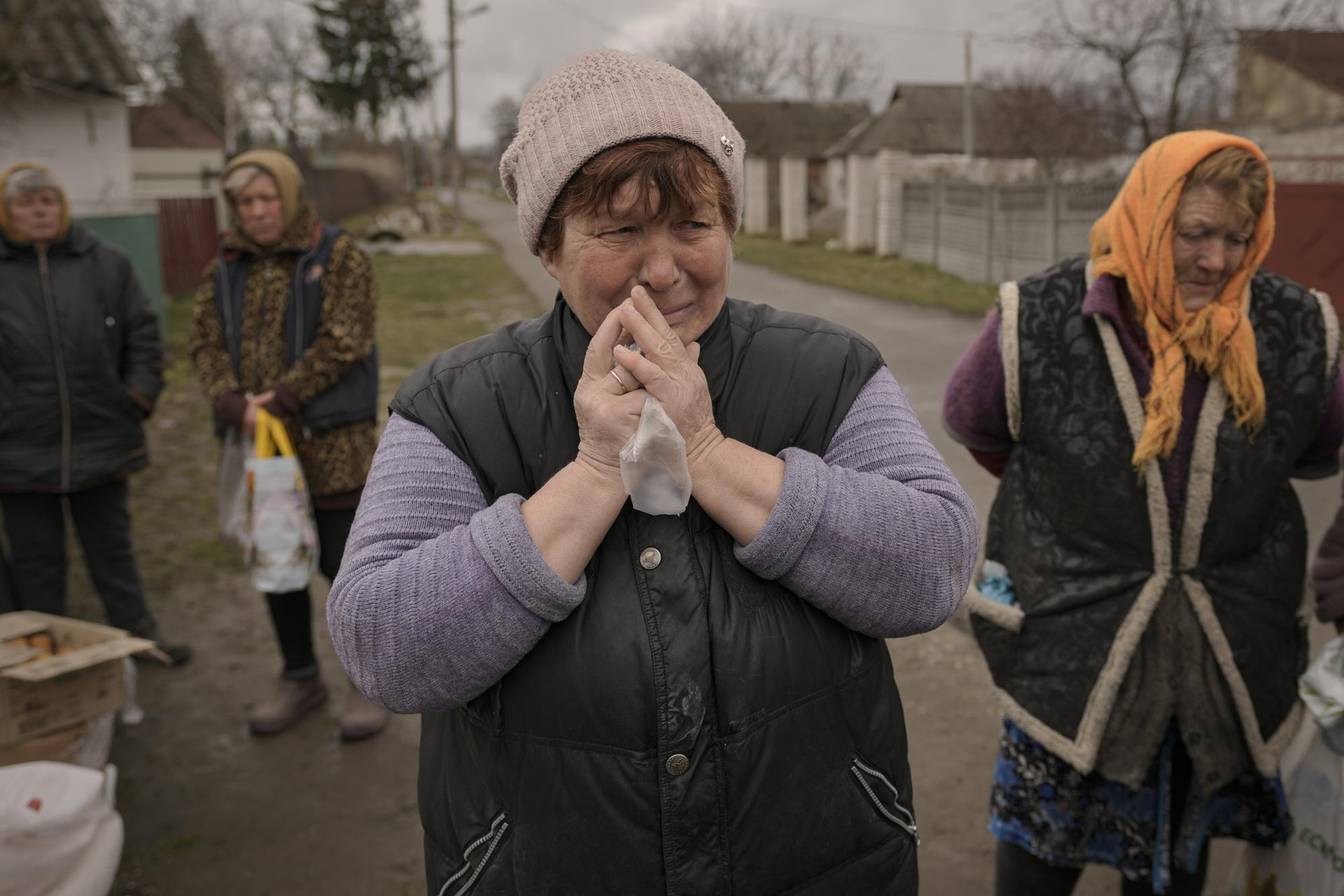 Người dân chờ phân phối thực phẩm ở làng Motyzhyn, Ukraine. Ảnh: AP.