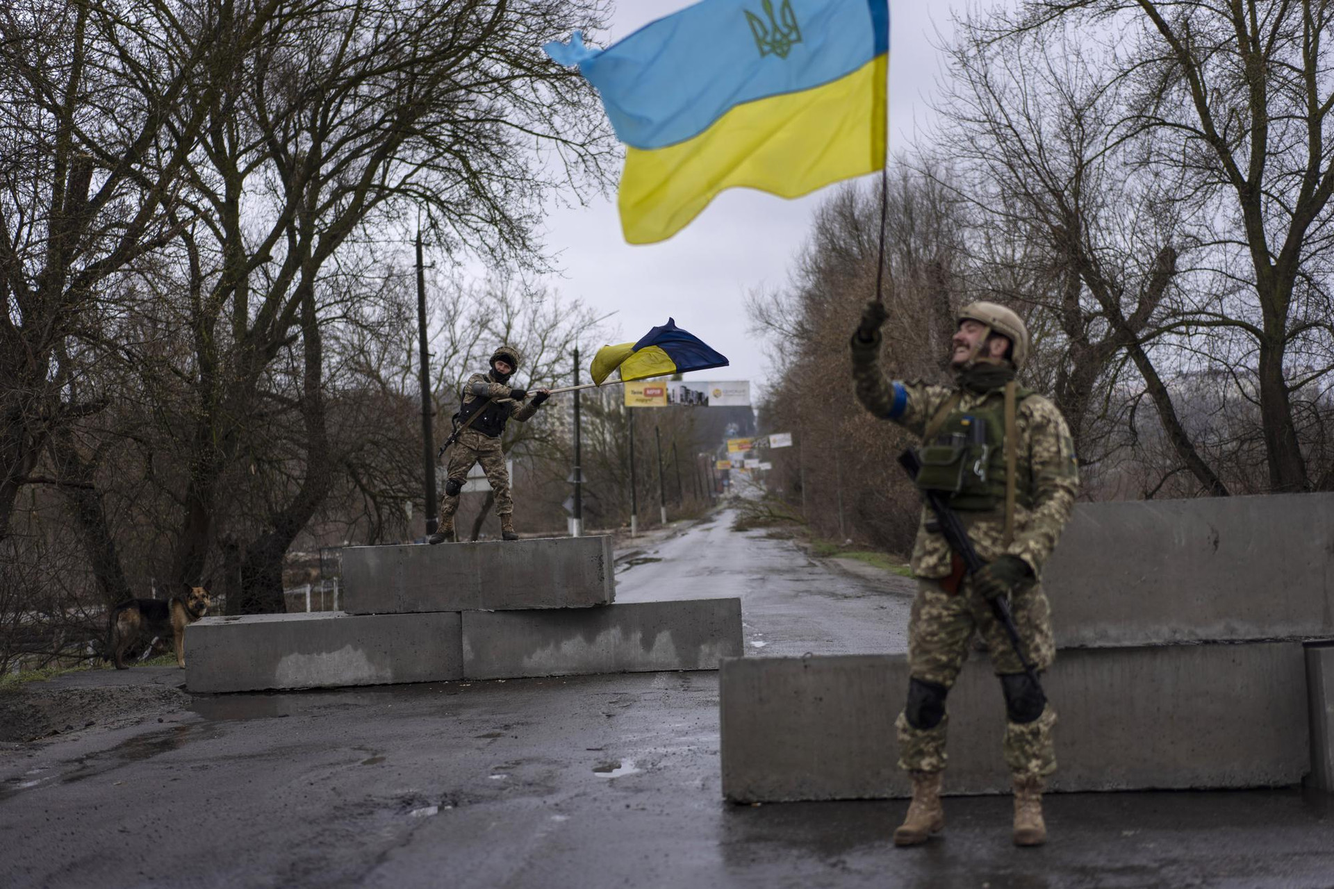 Các quân nhân Ukraine tại một điểm kiểm tra ở Bucha, ngoại ô thủ đô Kiev, Ukraine. Ảnh: AP.