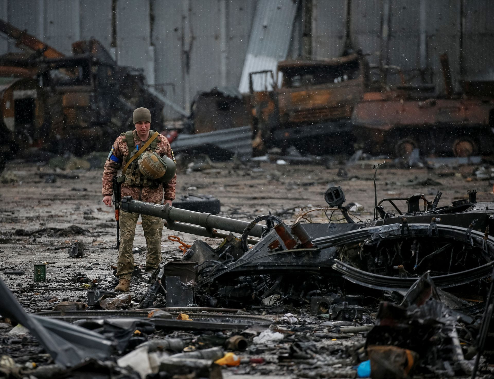 Một quân nhân Ukraine kiểm tra một khu phức hợp của sân bay Antonov tại khu định cư Hostomel, thuộc vùng Kiev, Ukraine. Ảnh: AP.