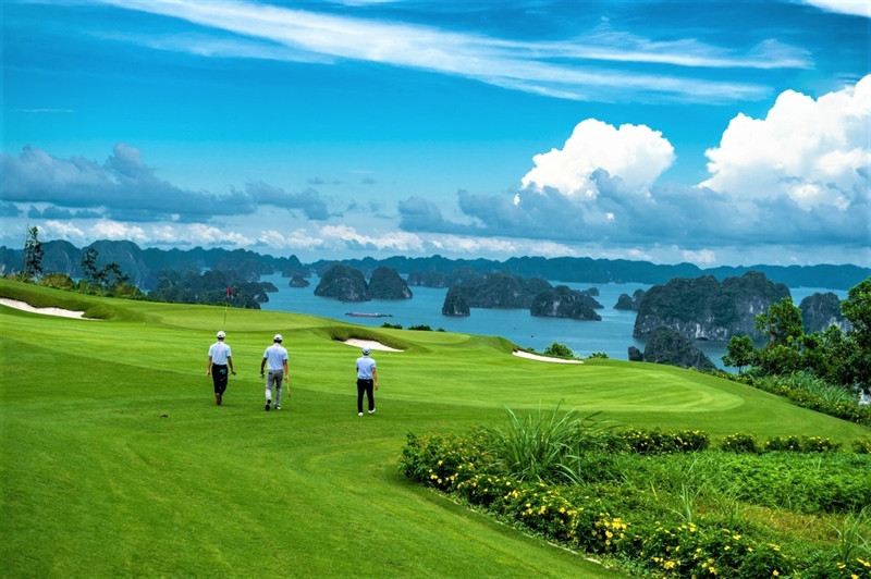 Du lịch golf, một trong những lợi thế thu hút khách quốc tế của du lịch Việt (Ảnh: FLC Hạ Long).