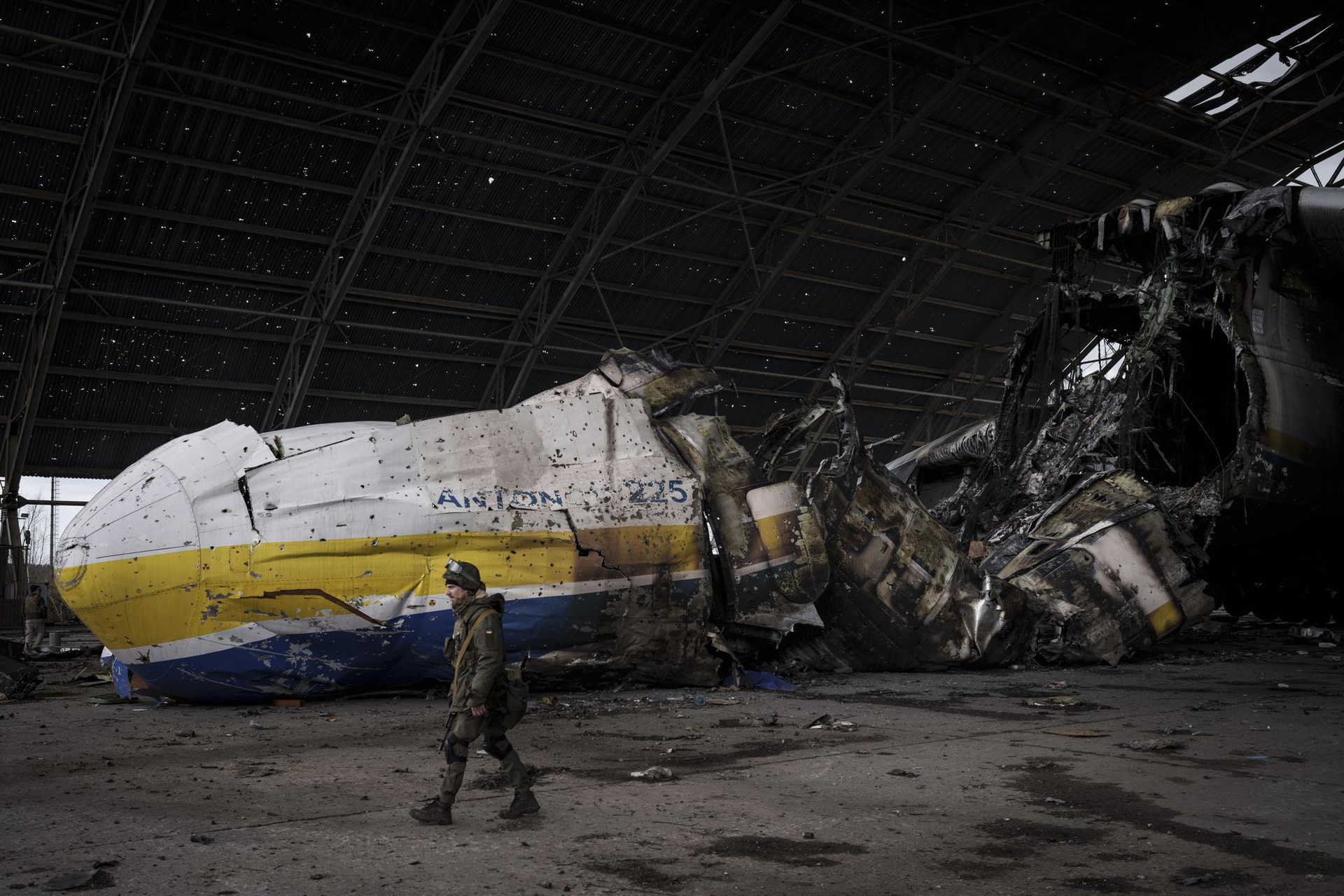 Chiếc máy bay Antonov An-225 bị phá hủy tại sân bay Antonov ở Hostomel, ngoại ô Kiev, Ukraine. Ảnh: AP.