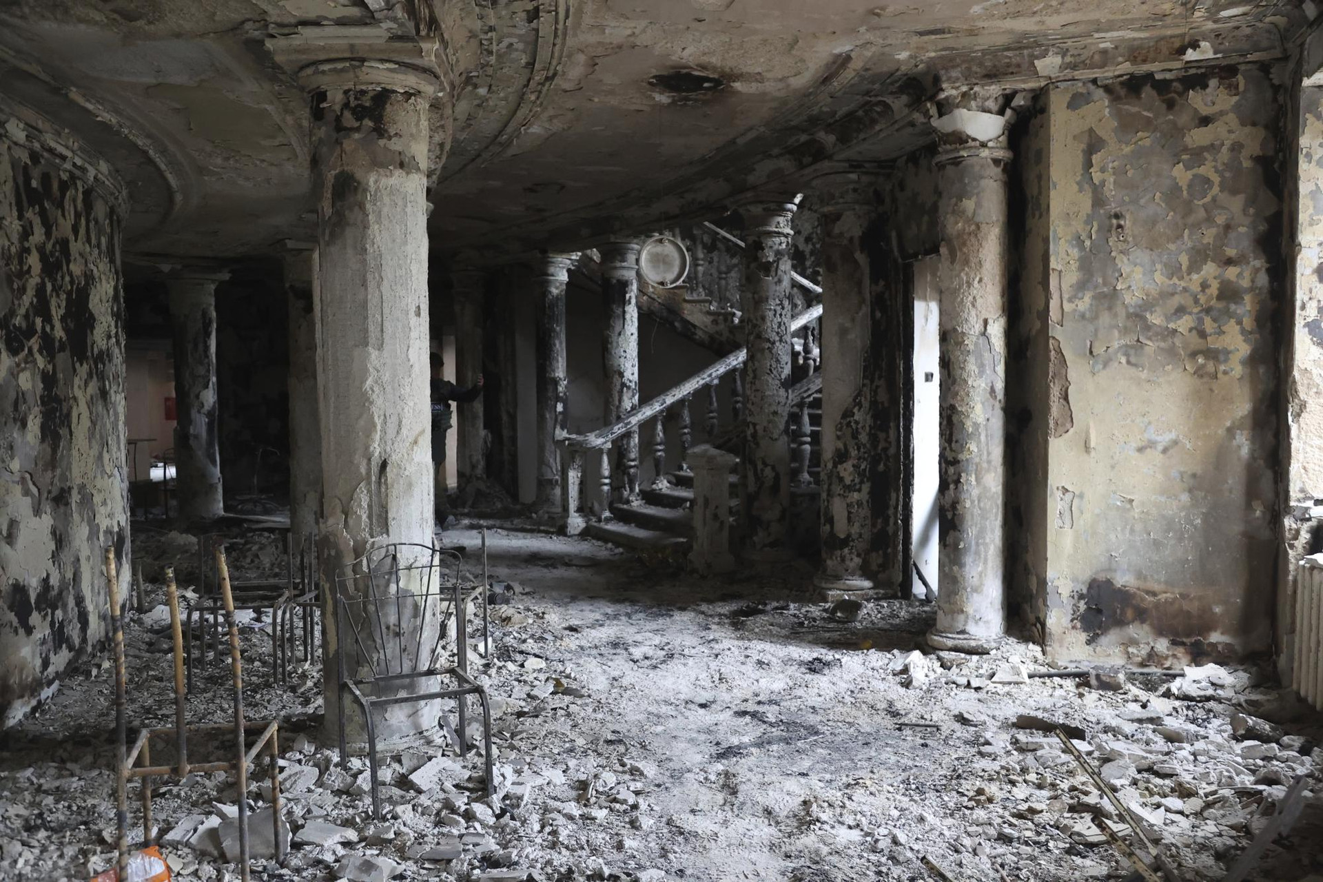 Các mảnh vỡ bên trong nhà hát Mariupol bị hư hại ở Mariupol, miền đông Ukraine. Ảnh: AP.