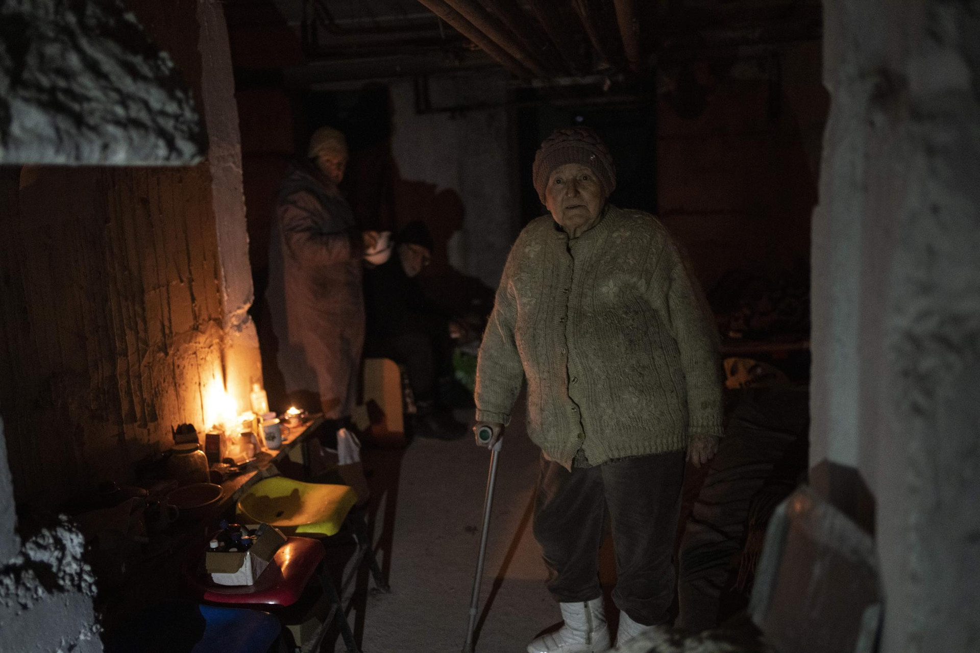 Người dân nấu ăn trong tầng hầm của một tòa nhà được sử dụng làm nhà ở cho khoảng 400 người tại Bucha, ngoại ô Kiev, Ukraine. Ảnh: AP.