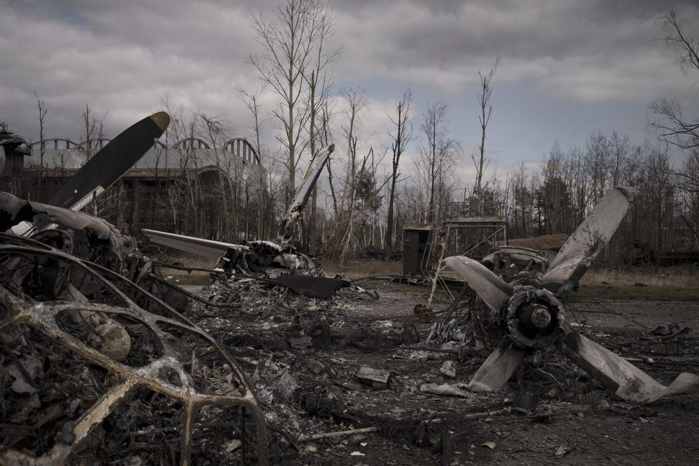 Các bộ phận của một chiếc máy bay bị phá hủy tại sân bay Antonov ở Hostomel, ngoại ô Kiev, Ukraine. Ảnh: AP.