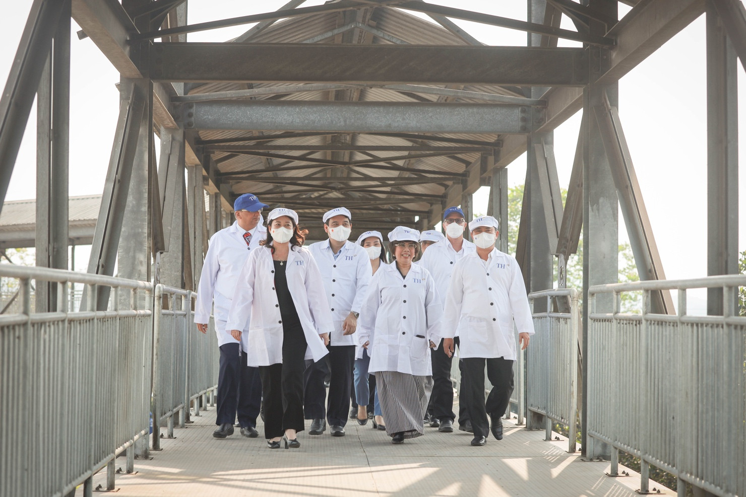 Phó Chủ tịch nước Võ Thị Ánh Xuân cùng đoàn công tác đi thăm cụm trang trại đạt kỷ lục thế giới của Tập đoàn TH tại Nghĩa Đàn, Nghệ An.