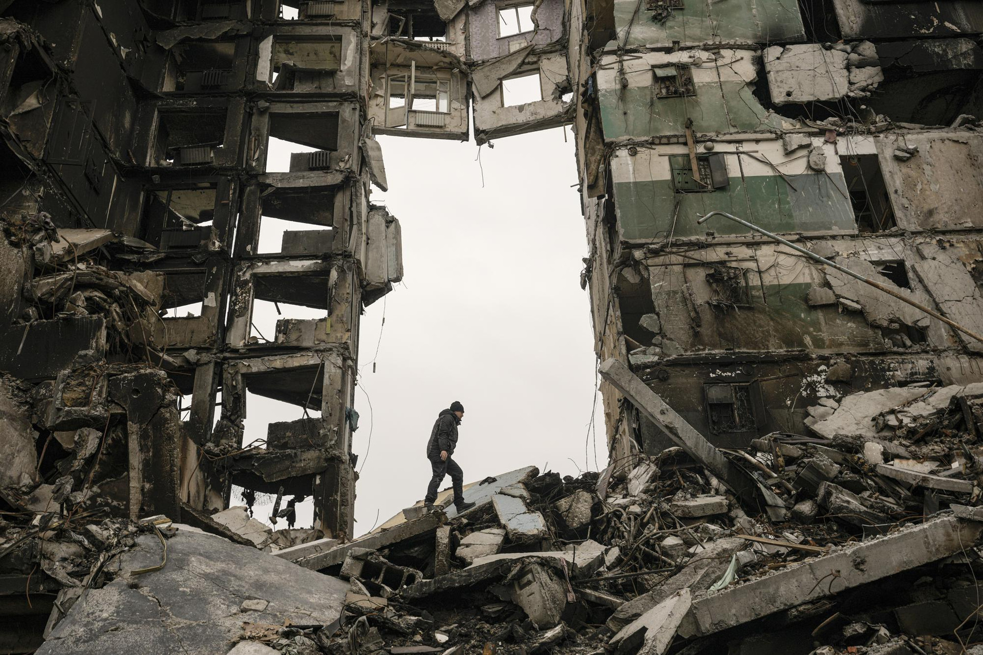 Một tòa chung cư bị phá hủy ở Borodyanka, Ukraine. Ảnh: AP.