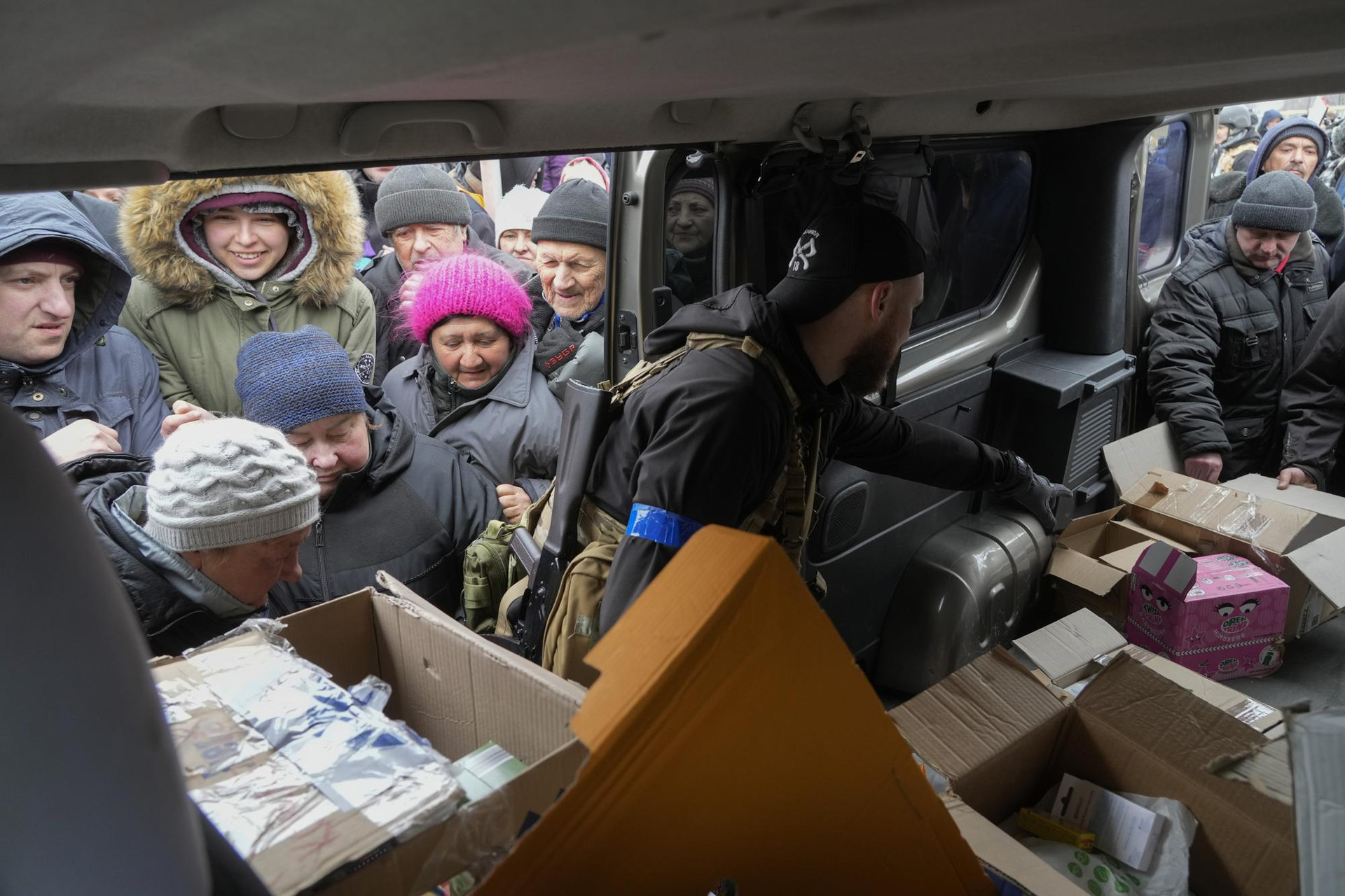Cư dân địa phương nhận viện trợ nhân đạo ở khu vực Bucha, gần thủ đô Kiev, Ukraine. Ảnh: AP.