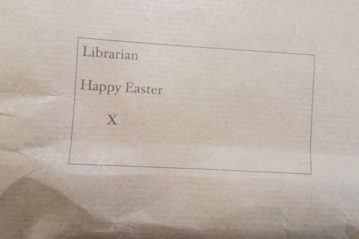 Tấm bưu thiếp được đặt cùng hai cuốn sổ khi trả về thư viện. Ảnh: Thư viện Đại học Cambridge.