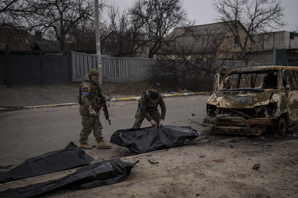 Các binh sĩ Ukraine ở Bucha, ngoại ô Kiev, Ukraine. Ảnh: AP.