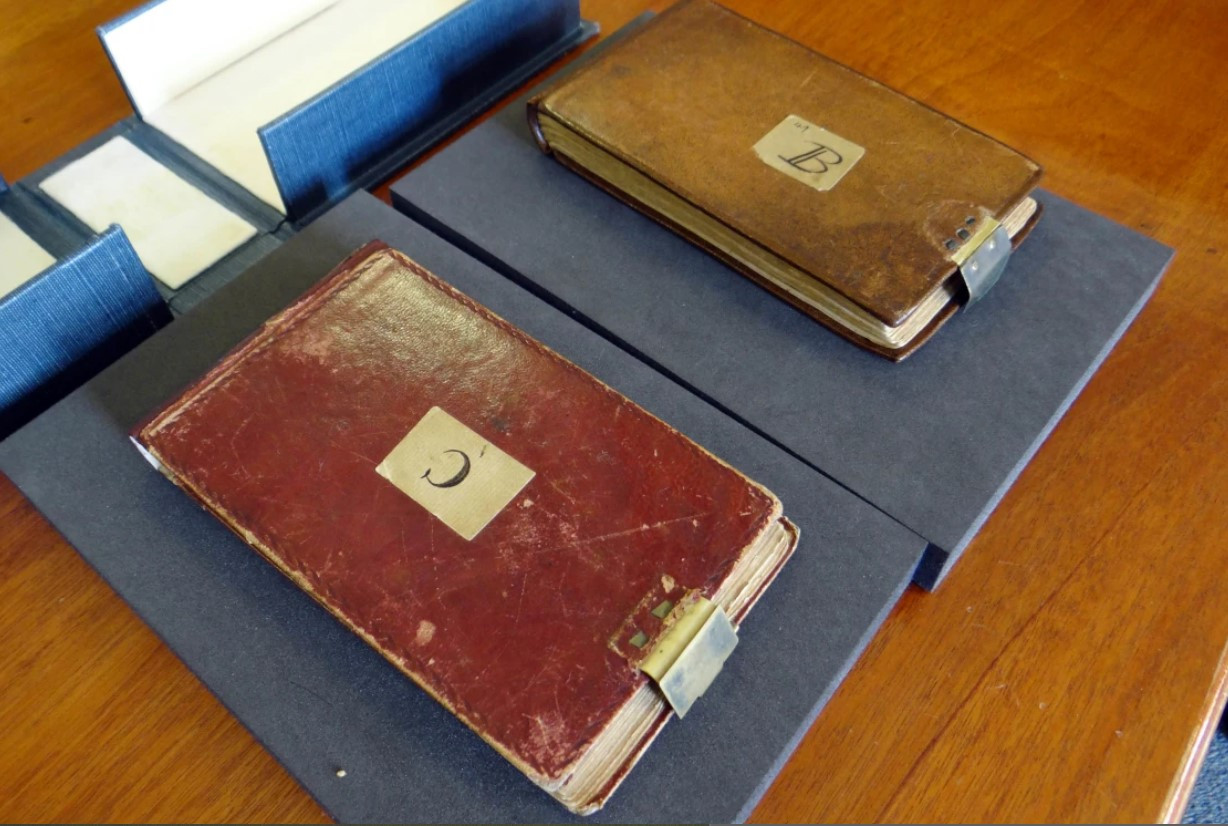Cả hai cuốn sổ tay đã được trả lại ẩn danh cho thư viện vào ngày 9/3/2022. Ảnh: Thư viện Đại học Cambridge.