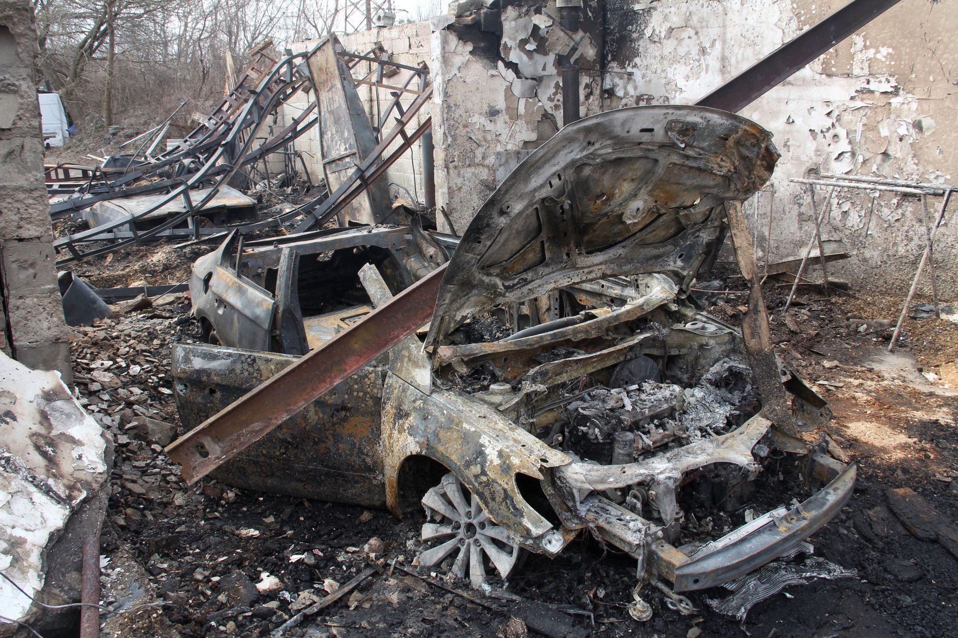 Những phương tiện bị hư hại nặng nề ở Kharkiv, Ukraine. Ảnh: Reuters.