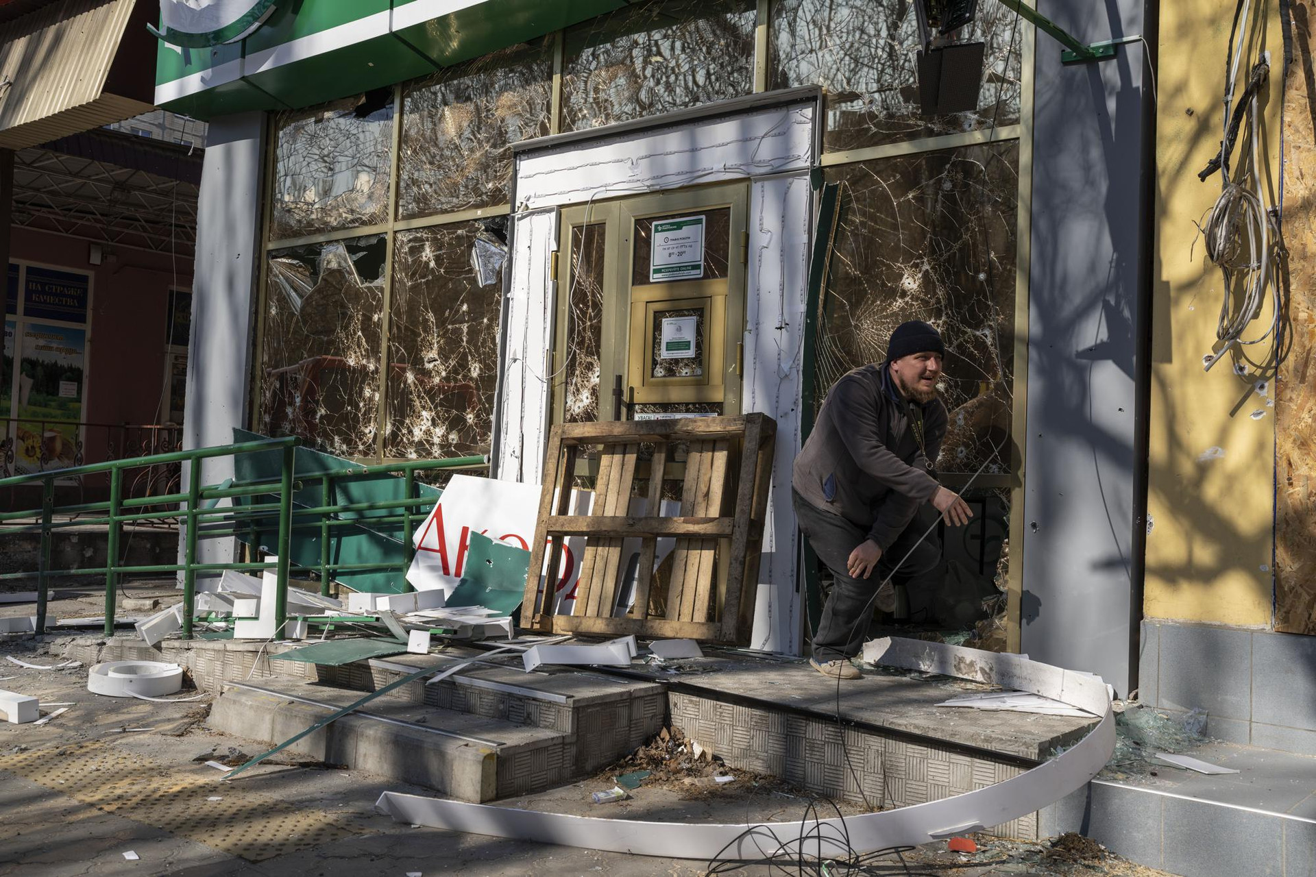 Những cửa hiệu bị phá hủy ở Mykolaiv, Ukraine. Ảnh: AP.