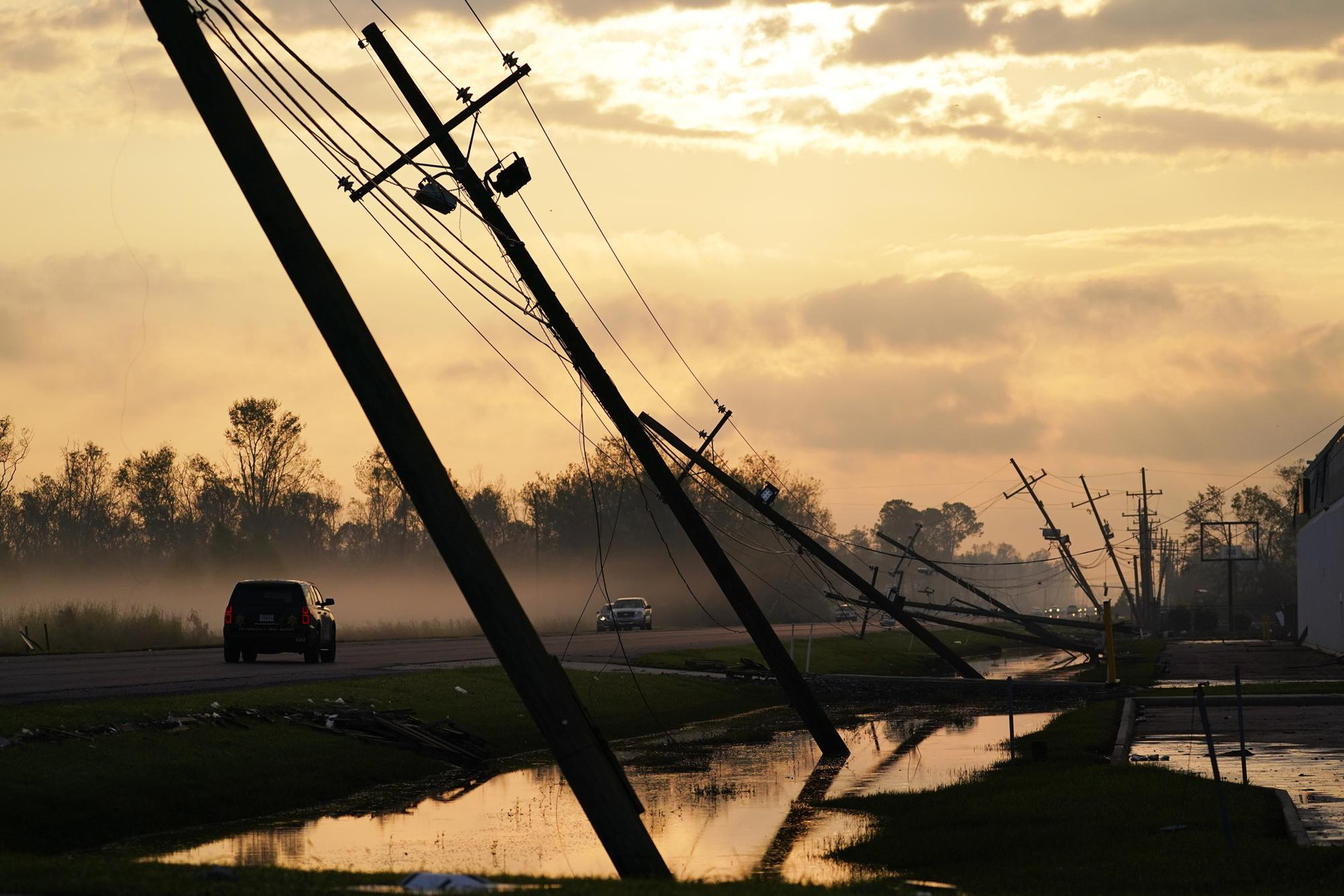 Đường dây điện đổ sập xuống một con đường do hậu quả của cơn bão Ida. Ảnh: AP.