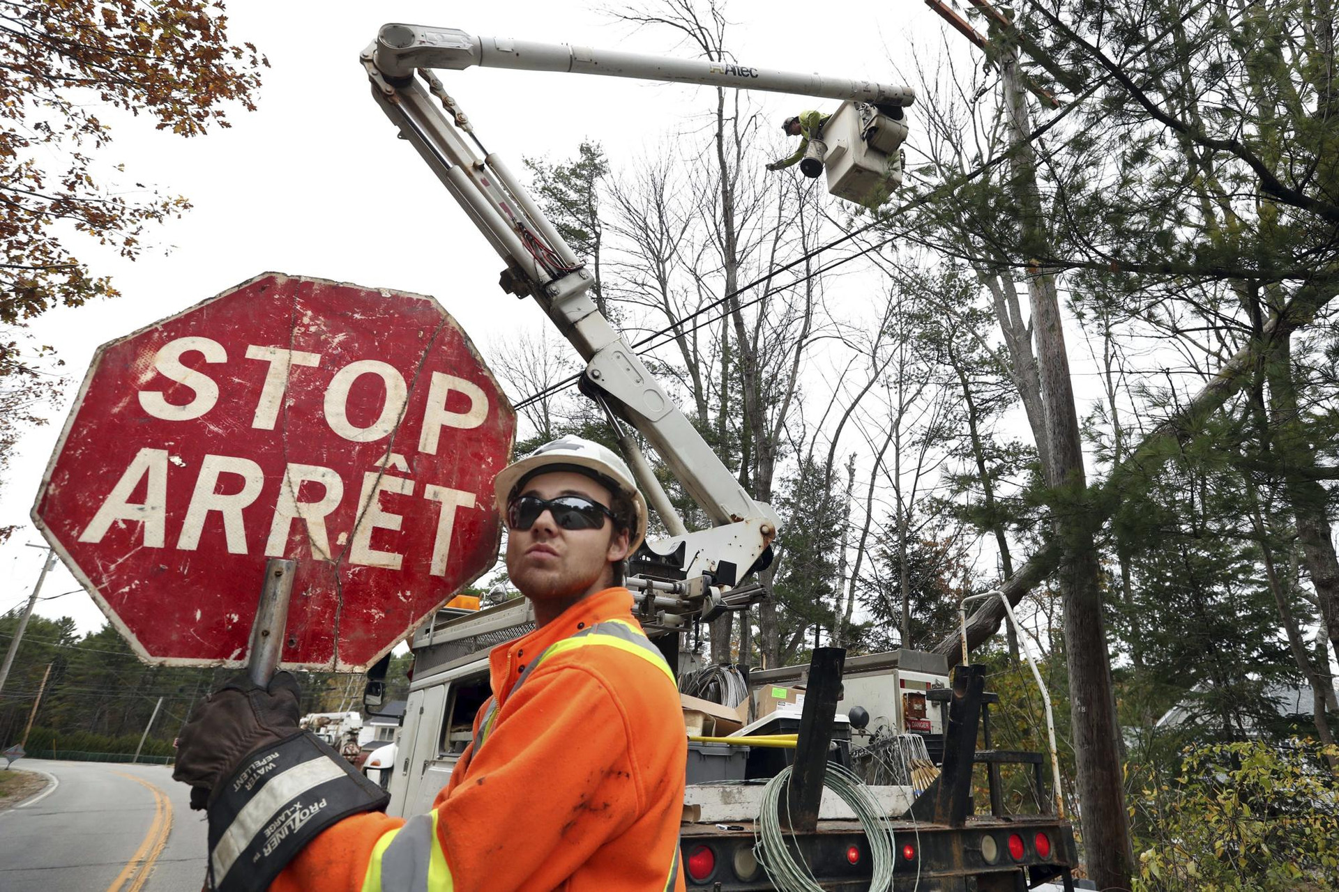 Thợ điện khôi phục lại đường dây điện tại Yarmouth, bang Maine, Mỹ. Ảnh: AP.