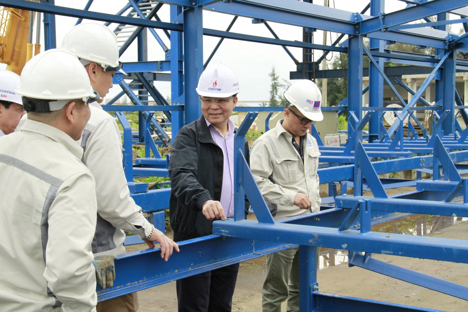 Tổng Giám đốc Petrovietnam Lê Mạnh Hùng kiểm tra tiến độ hạng mục dây chuyền băng tải than tại NMNĐ Thái Bình 2 tháng 3-2022.
