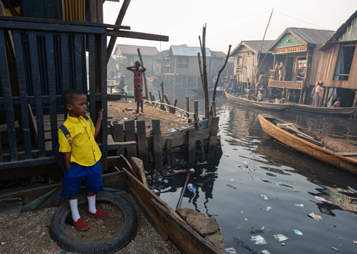 Những đứa trẻ tại khu ổ chuột Makoko. Ảnh: The Guardian.