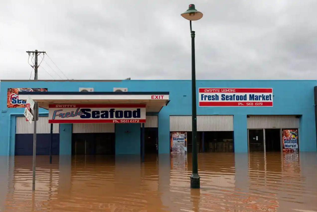 Các cơ sở kinh doanh và nhà cửa trên khắp Australia đã bị ngập trong hai trận lũ lụt liên tiếp. Ảnh: The Guardian.