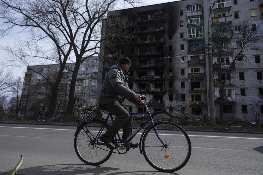 Một tòa nhà chung cư bị hư hại ở ngoại ô Chernihiv, Ukraine. Ảnh: AP.