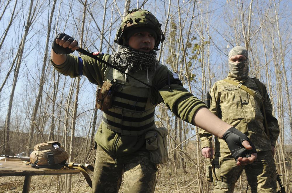 Các quân nhân Ukraine tham gia một khóa huấn luyện ở ngoại ô Kharkiv, Ukraine. Ảnh: AP.