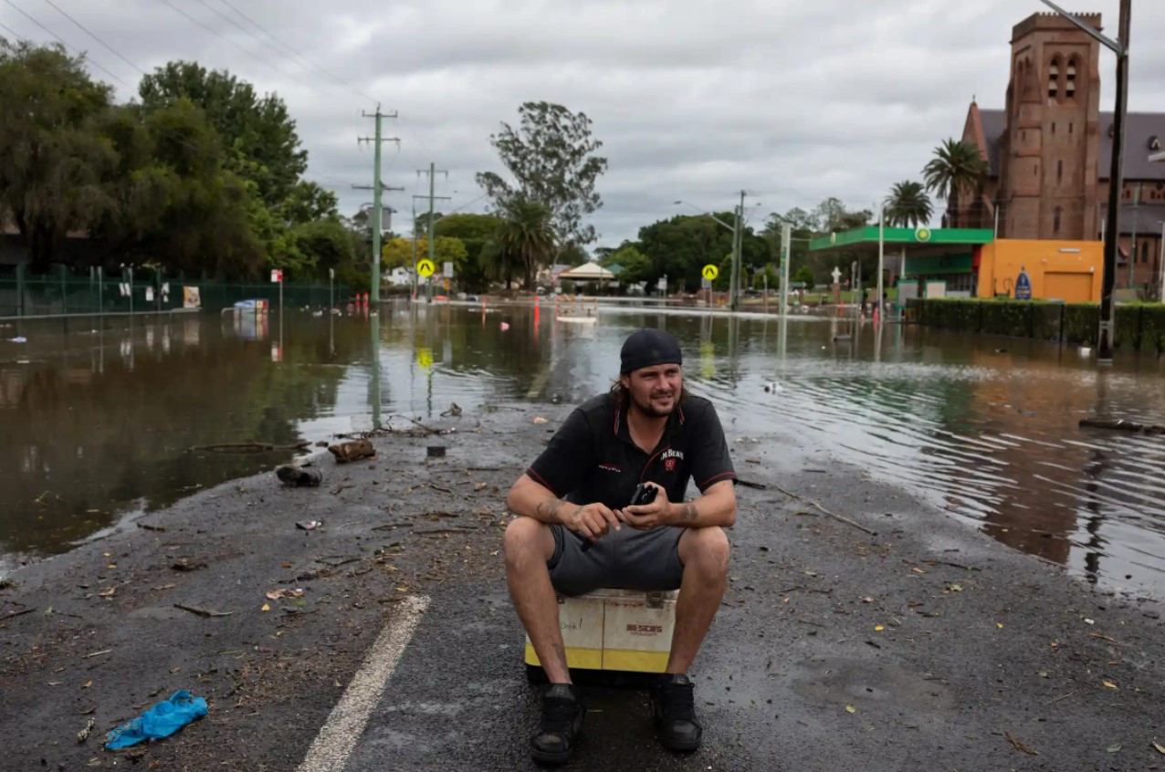 Matthew Stanley đã thất nghiệp sau khi lũ lụt lại ập đến Lismore. Ảnh: The Guardian.