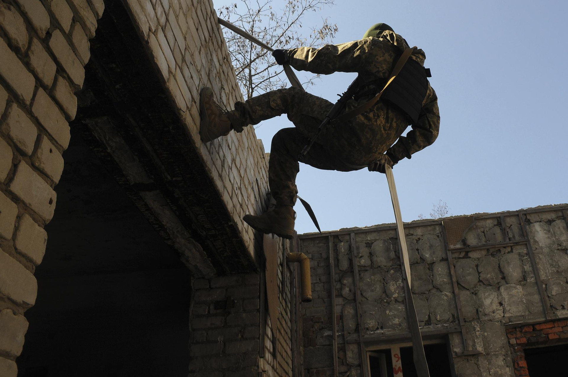 Một quân nhân Ukraine tham dự buổi huấn luyện ở ngoại ô Kharkiv, Ukraine. Ảnh: AP.
