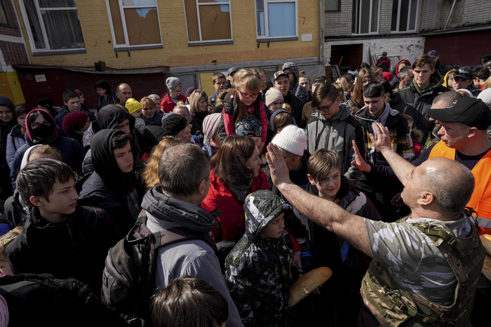 Người dân chờ đợi để nhận viện trợ nhân đạo trong một sân trường ở Chernihiv, Ukraine. Ảnh: AP.