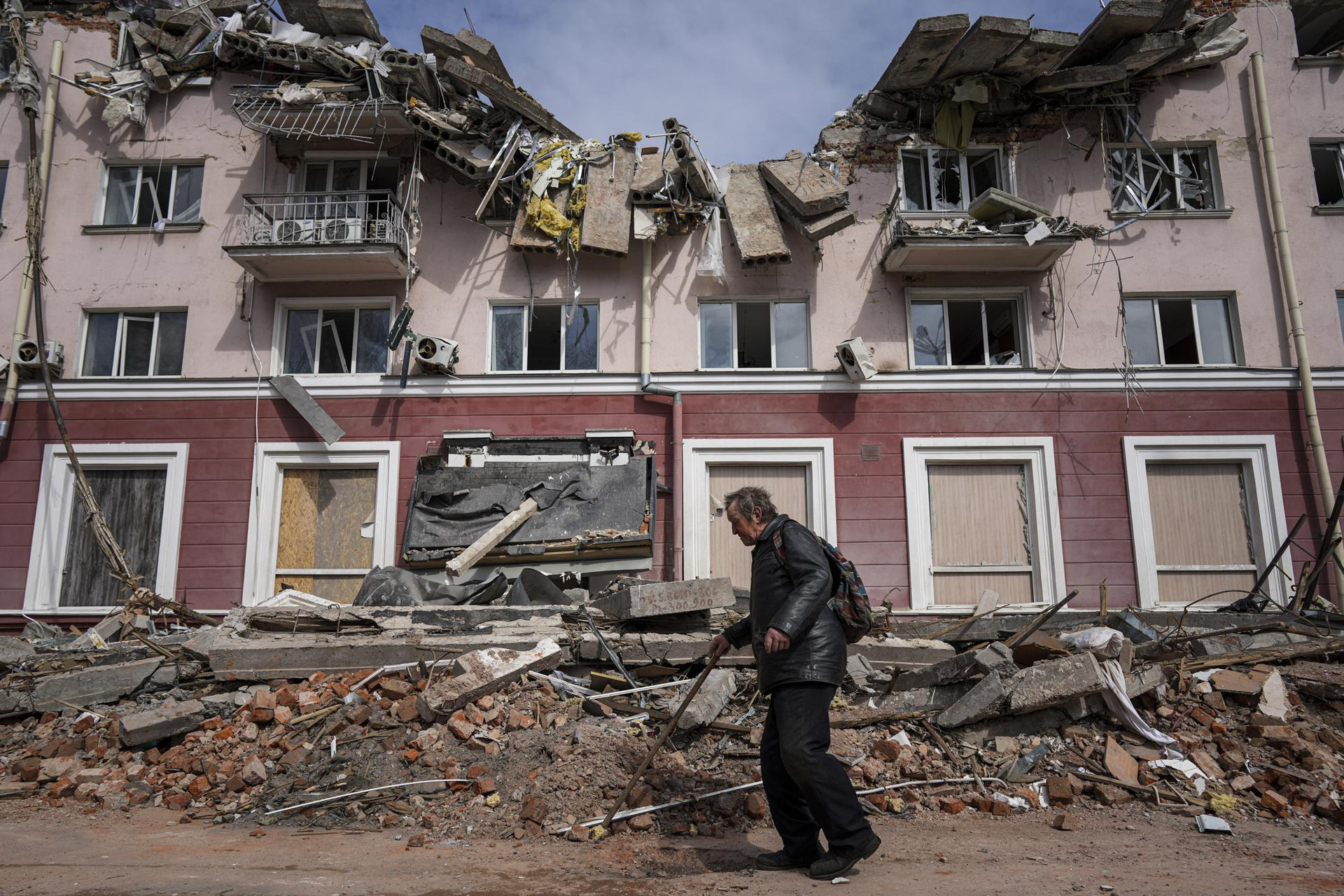 Một người đàn ông đi ngang qua một tòa nhà bị hư hại ở Chernihiv, Ukraine. Ảnh: AP.