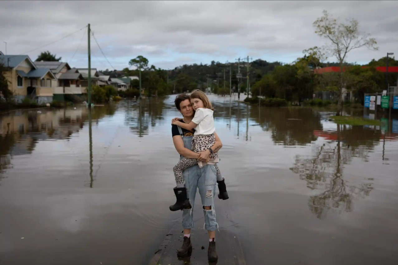 Ella Buckland cùng cô con gái 8 tuổi Myla đã mất nhà cửa sau trận lũ lụt. Ảnh: The Guardian.
