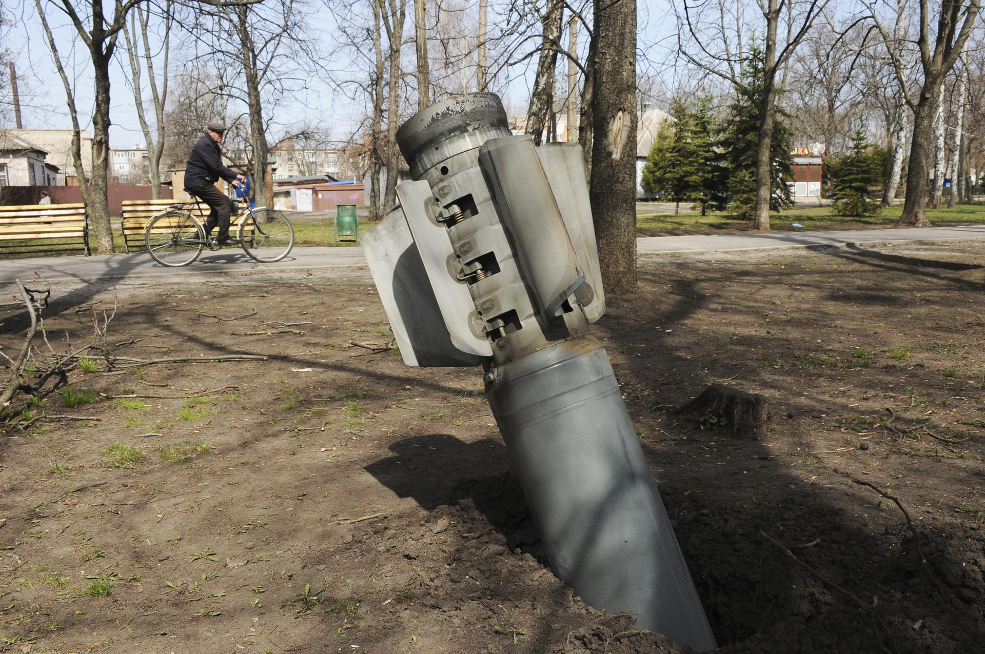 Đuôi tên lửa nhô ra trên mặt đất ở thành phố Chuhuiv, vùng Kharkiv, Ukraine. Ảnh: AP.