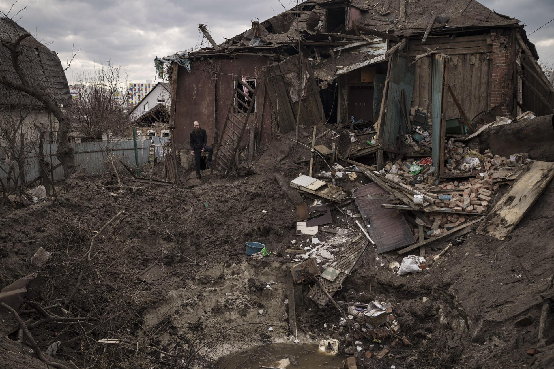 Những ngôi nhà bị hư hại ở Kharkiv, Ukraine. Ảnh: AP.