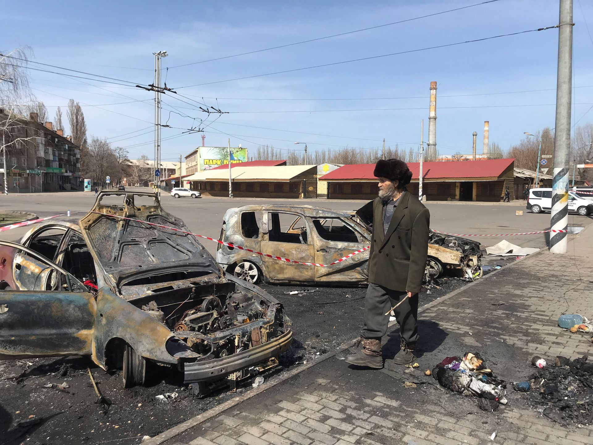 Những phương tiện bị cháy tại một nhà ga xe lửa ở Kramatorsk, Ukraine. Ảnh: Reuters.