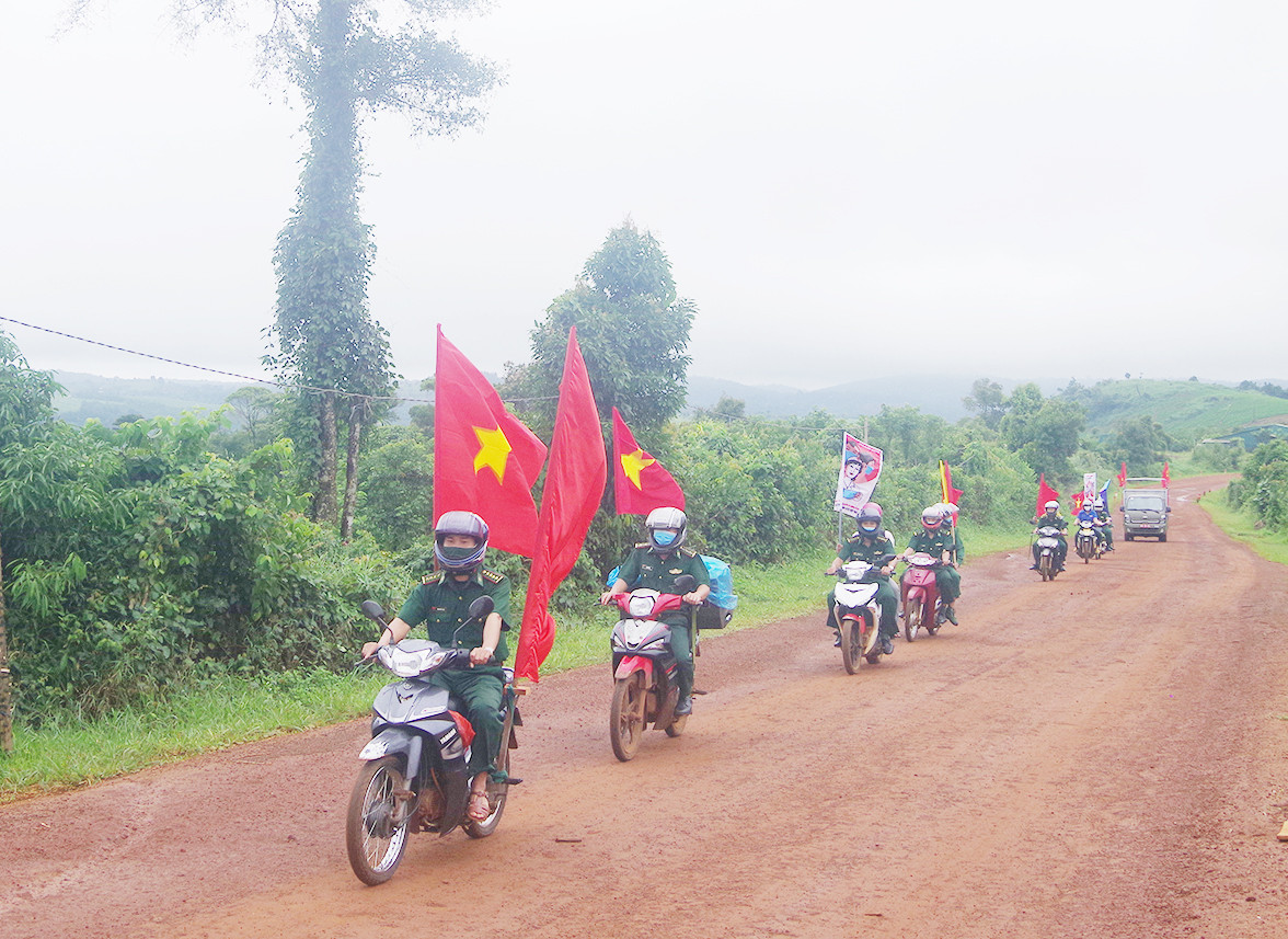 Đồn BP Đăk Dang phối hợp với các ban ngành, đoàn thể xã Quảng Trực, huyện Tuy Đức, tỉnh Đăk Nông tuyên truyền phòng chống dịch bệnh Covid19 và xuất nhập cảnh trái phép.