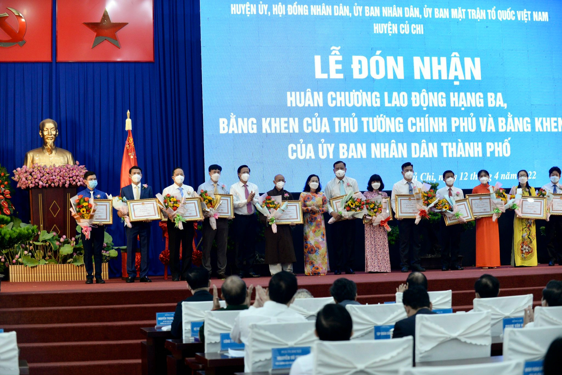 Nhiều cá nhân, tập thể của huyện Củ Chi được nhận bằng khen của Thủ tướng, UBND TP HCM cho huyện Củ Chi do có thành tích trong công tác phòng chống dịch Covid-19.