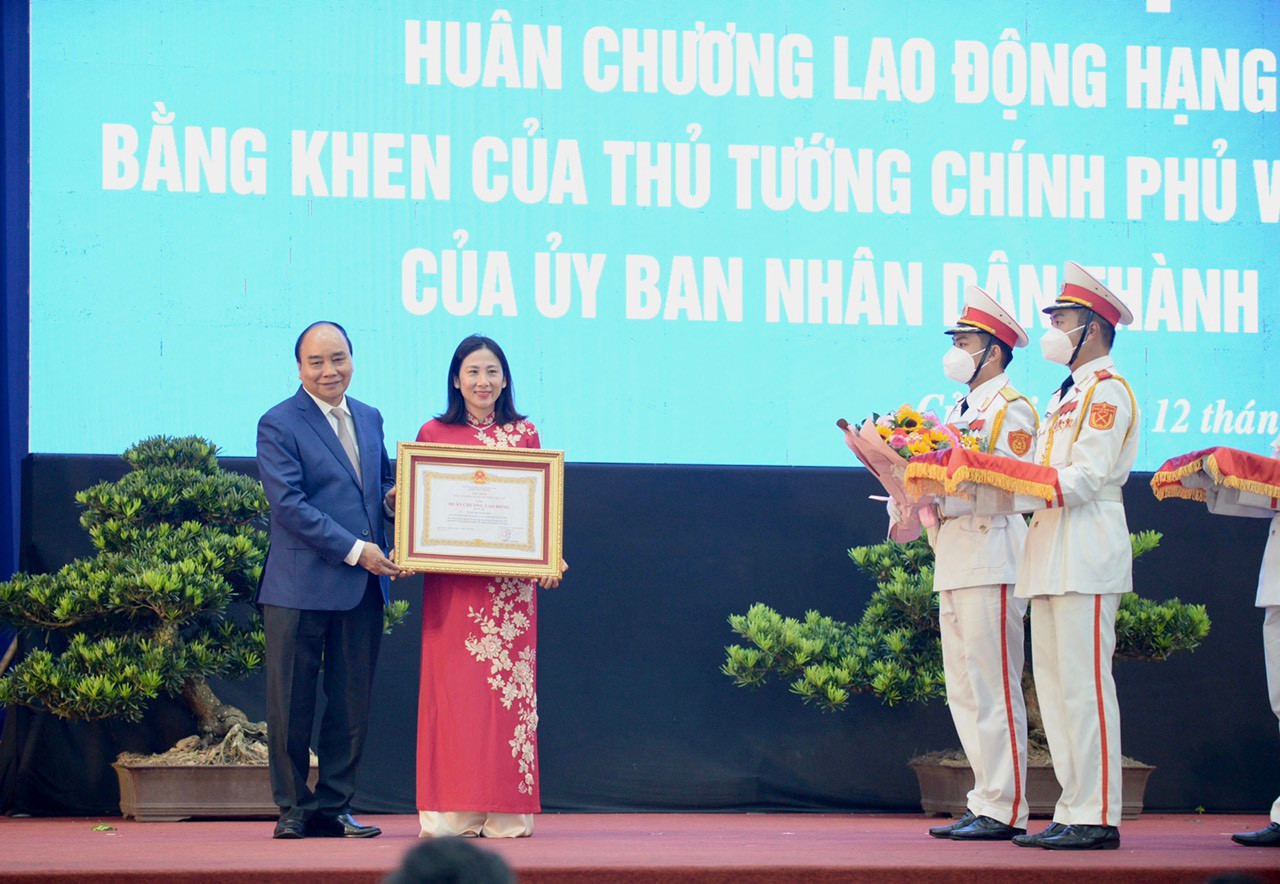 Chủ tịch nước Nguyễn Xuân Phúc trao tặng Huân chương Lao động hạng Ba cho huyện Củ Chi.