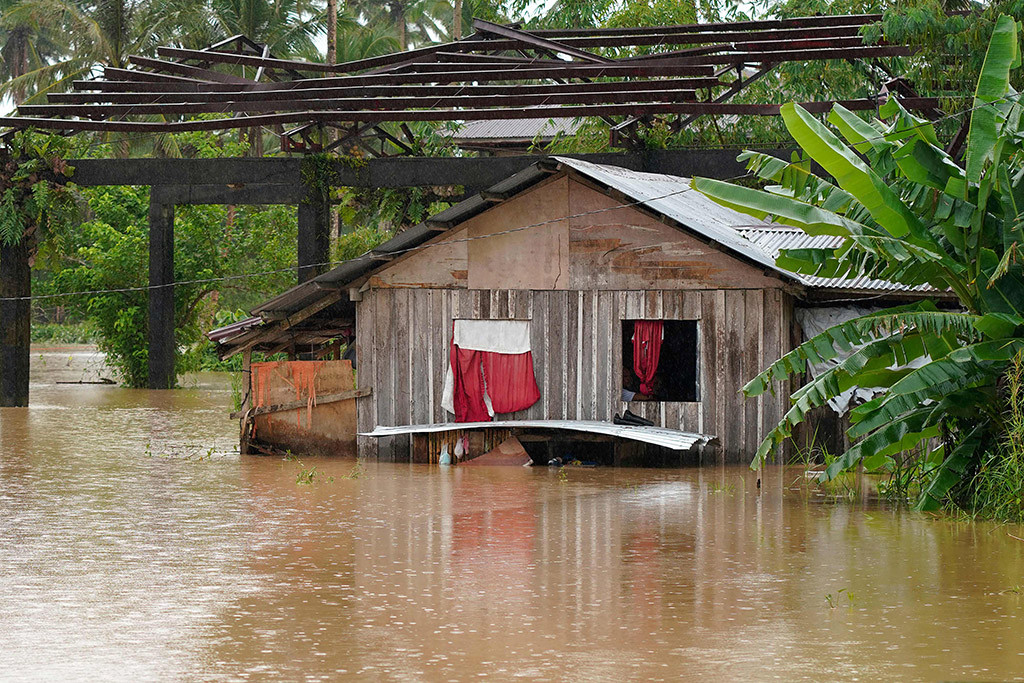 Thị trấn Abuyog ngập trong dòng nước lũ, tỉnh Leyte, miền nam Philippines. Ảnh: Kuwait.