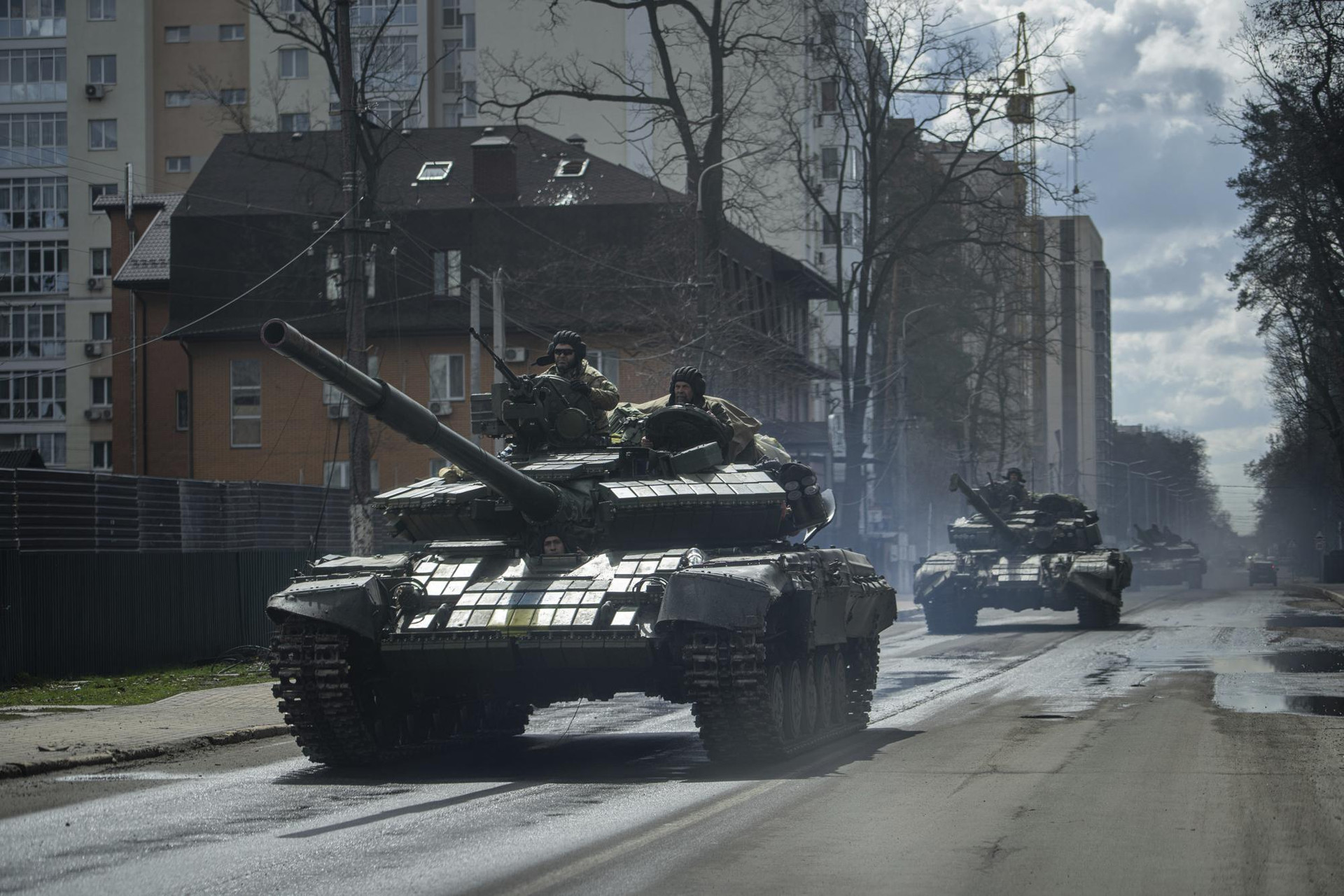 Xe tăng Ukraine di chuyển trên một con phố ở Irpin, ngoại ô Kiev, Ukraine. Ảnh: AP.