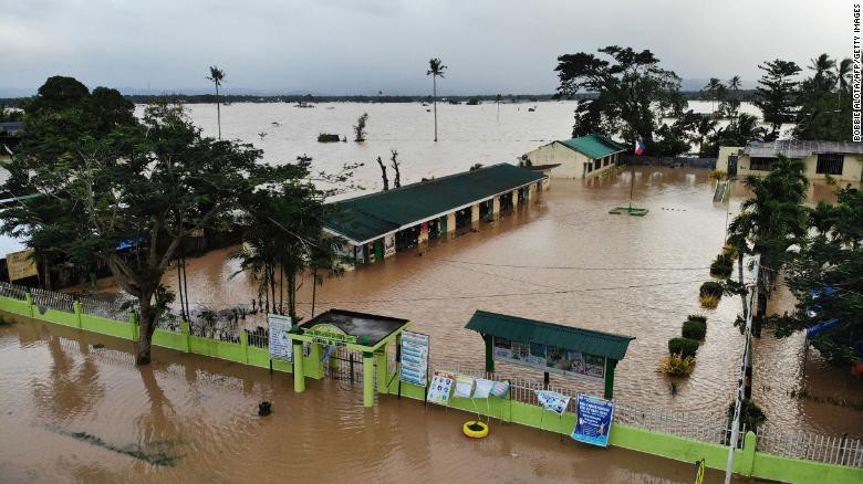 Một ngôi trường bị nhấn chìm bởi nước lũ ở tỉnh Leyte, miền nam Philippines. Ảnh: CNN.
