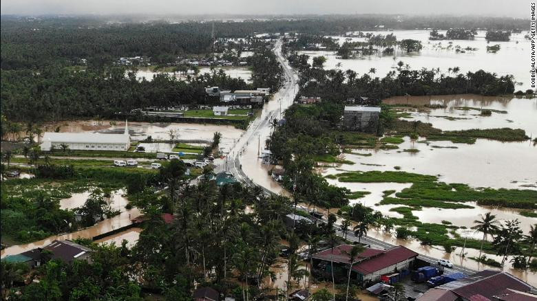 Con đường cao tốc và những ngôi nhà bị nhấn chìm bởi nước lũ ở thị trấn Abuyog, tỉnh Leyte, miền nam Philippines. Ảnh: CNN.