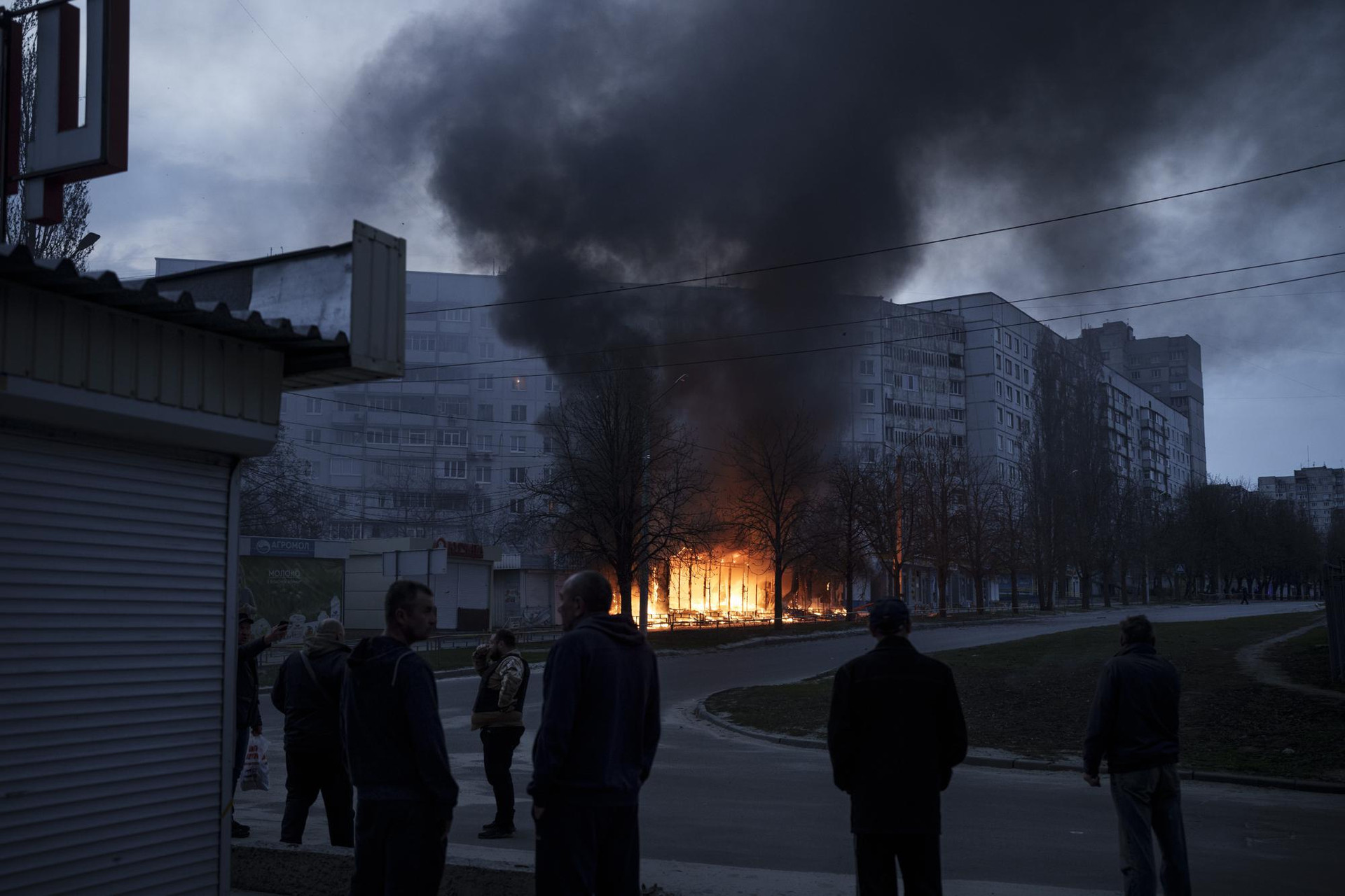 Các cửa hàng bốc cháy ở Kharkiv, Ukraine. Ảnh: AP.