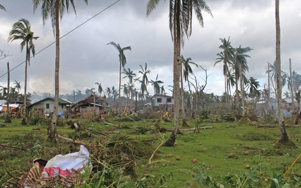 Ngôi nhà và cây cối bị hư hại do bão Rai ở tỉnh Surigao del Norte, Philippines. Ảnh: BD News.