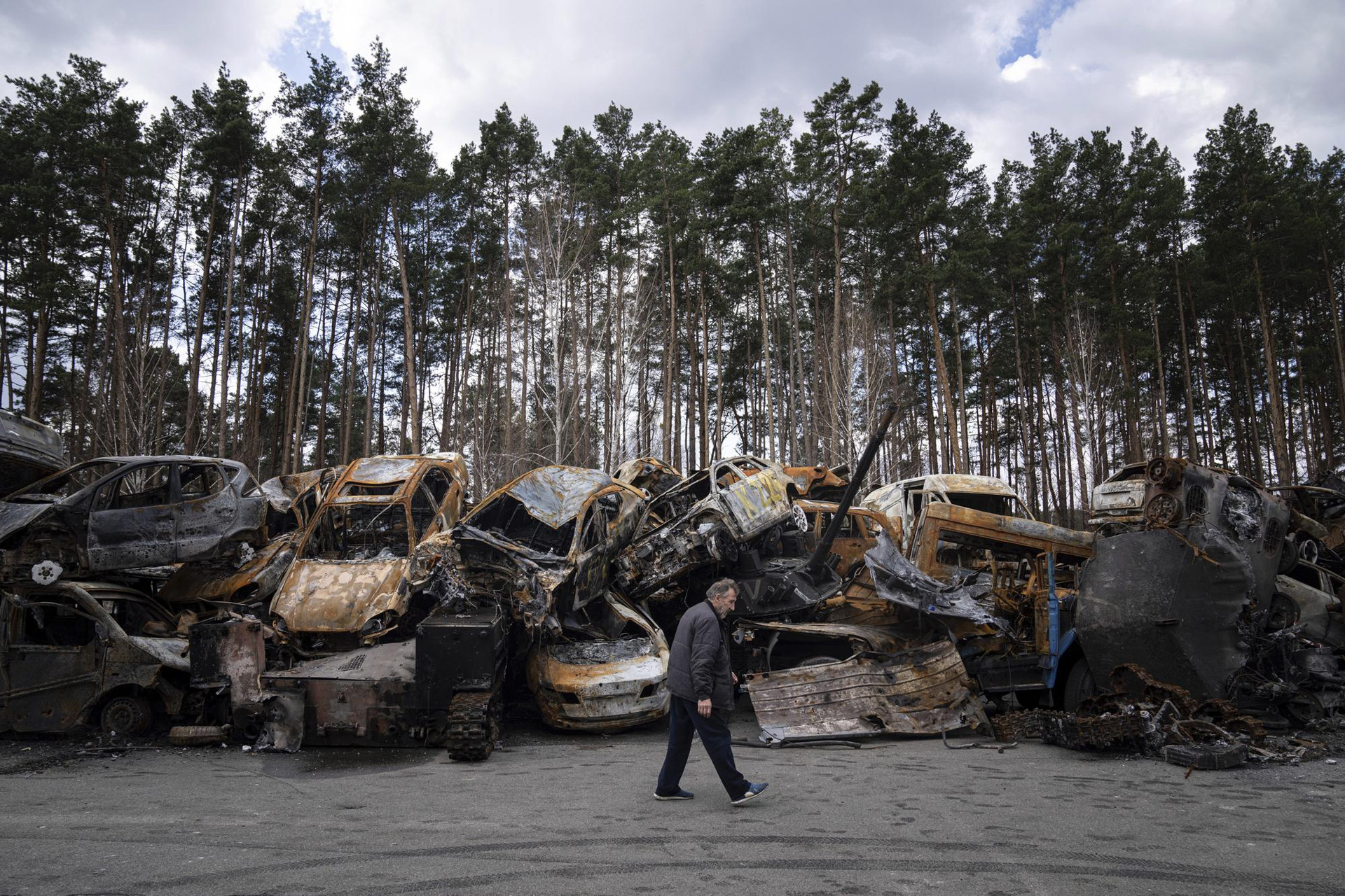 Các phương tiện vũ trang và ô tô bị đốt cháy, ở ngoại ô Kiev, Ukraine. Ảnh: AP.