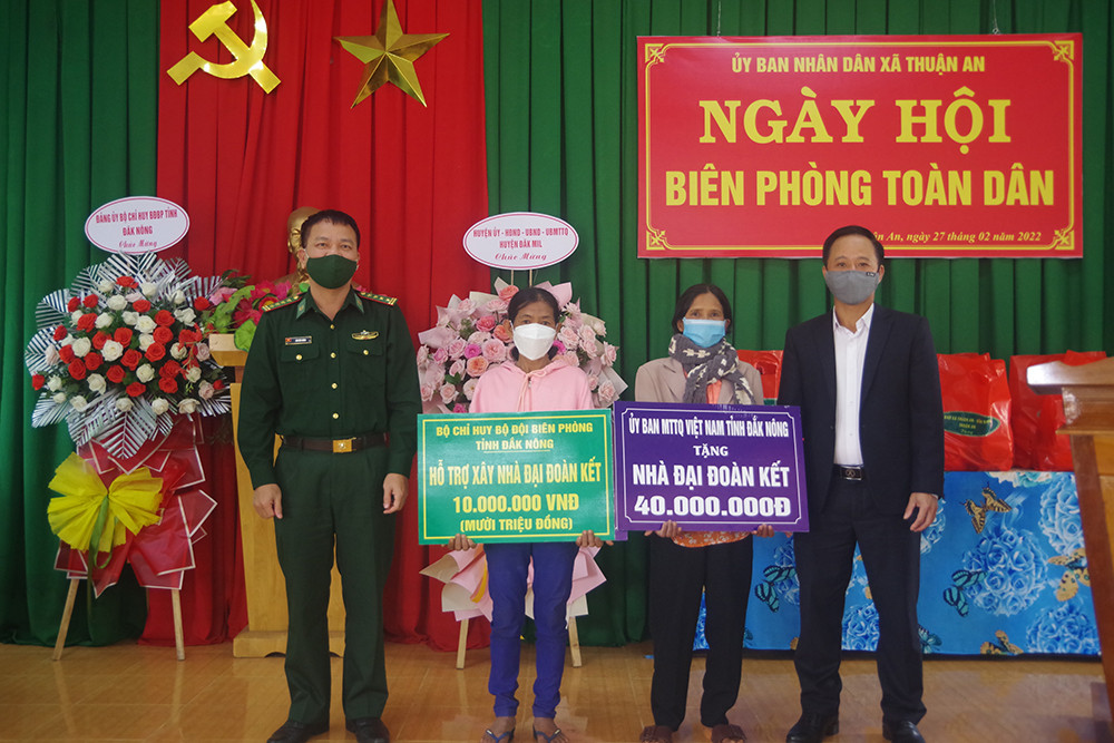 Ủy ban MTTQVN tỉnh Đăk Nông, Bộ Chỉ huy BĐBP Đăk Nông trao tặng Nhà Đại đoàn kết cho 2 hộ gia đình có hoàn cảnh khó khăn, trị giá mỗi căn 50 triệu đồng.