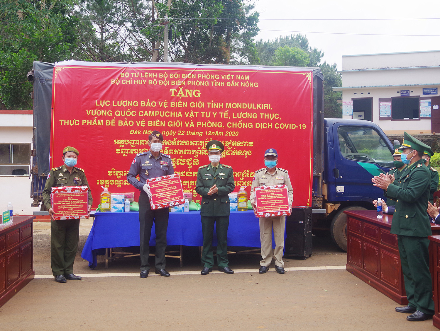 BĐBP Đăk Nông hỗ trợ vật tư phòng chống dịch Covid-19 cho Lực lượng vũ trang tỉnh Mondulkiri, Campuchia.