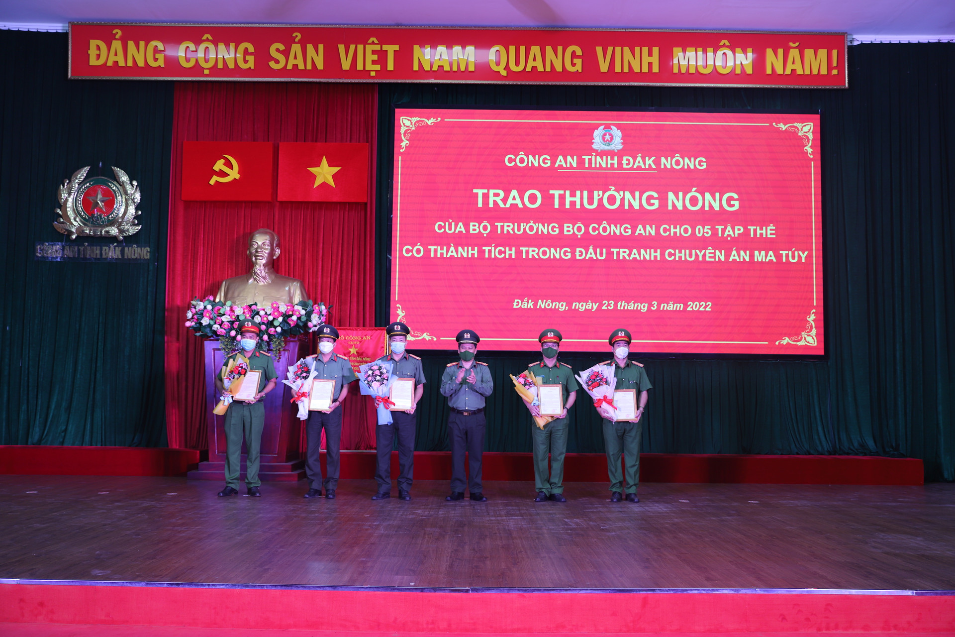 Đại tá Bùi Quang Thanh, Giám đốc Công an tỉnh Đắk Nông trao thưởng cho các đơn vị có thành tích xuất sắc trong đấu tranh chuyên án ma túy.