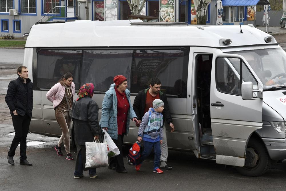 Mọi người lên xe sơ tán dân thường ở Kramatorsk, Ukraine. Ảnh: AP.