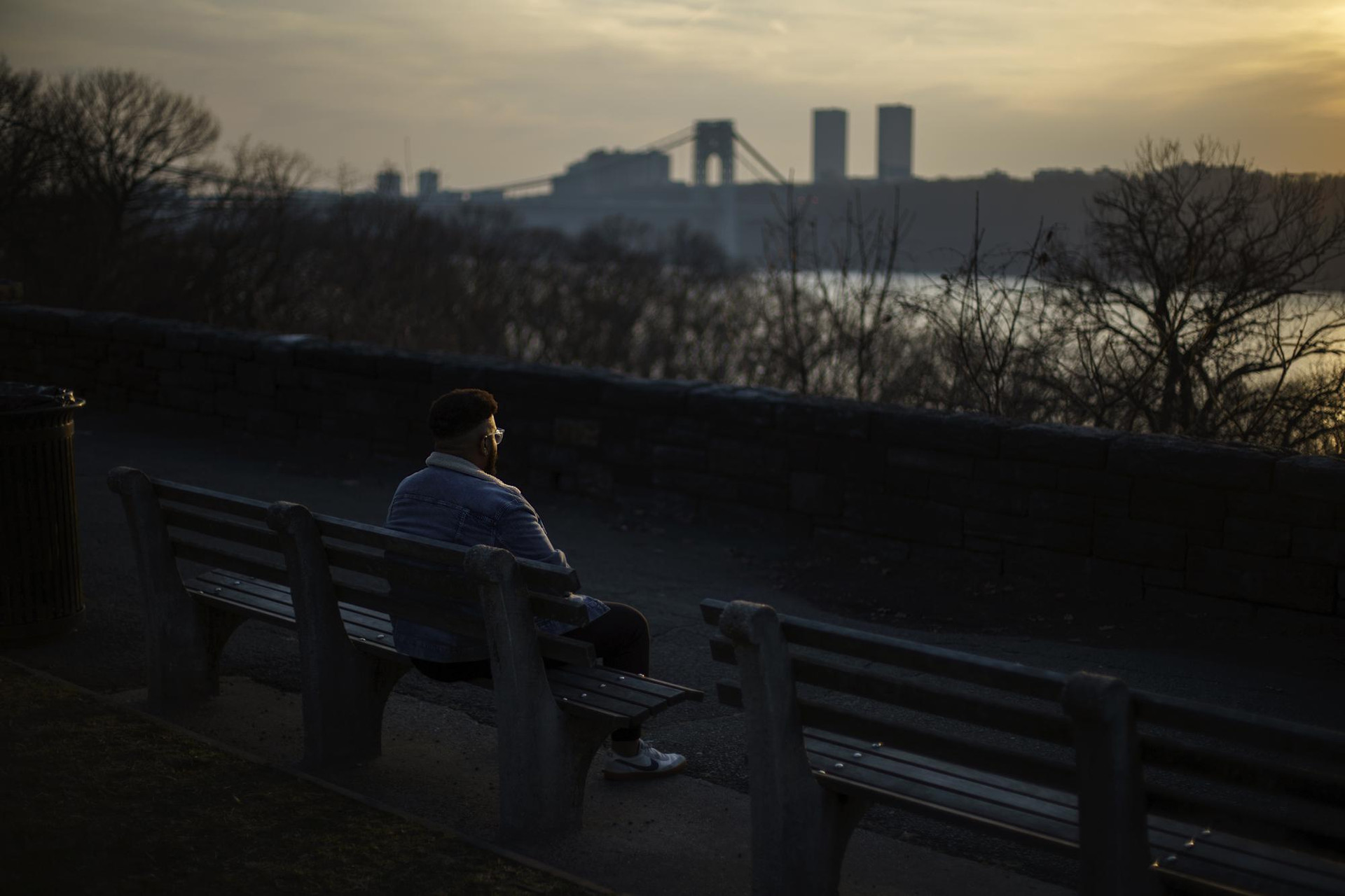 Adam Almonte ngồi trên một chiếc ghế dài nhìn ra sông Hudson, nơi anh thường ngồi và ăn bánh mì kẹp cá ngừ với anh trai của mình, Fernando Morales, trong Công viên Fort Tryon ở New York. Ảnh: AP.