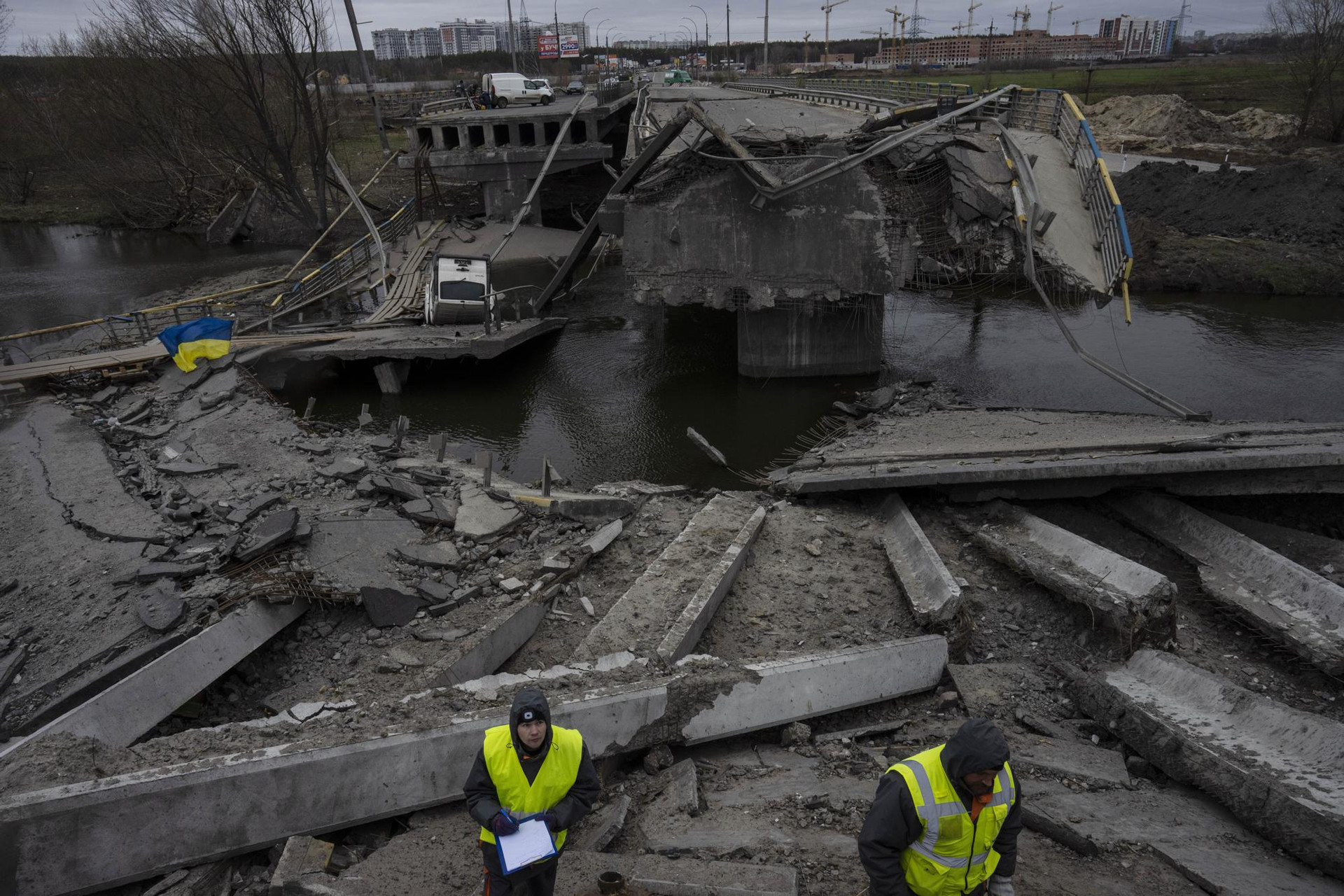 Cây cầu nối Kiev với Irpin, Ukraine bị phá hủy. Ảnh: AP.