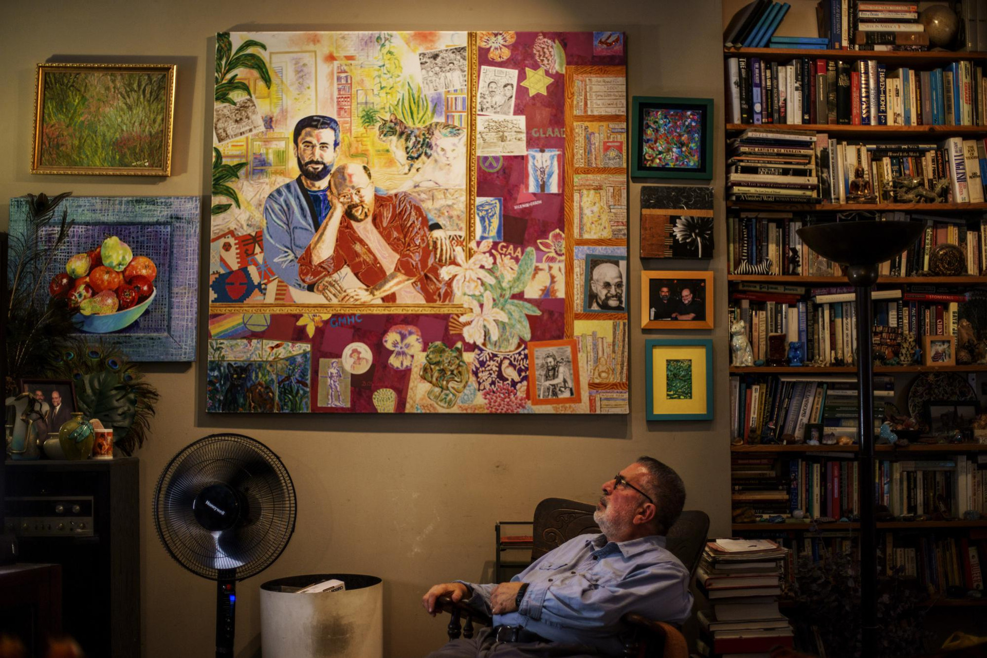 Larry Mass nhìn lên bức chân dung của anh và người bạn đời lâu năm, Arnie Kantrowitz, trong căn hộ của họ ở New York. Ảnh: AP.