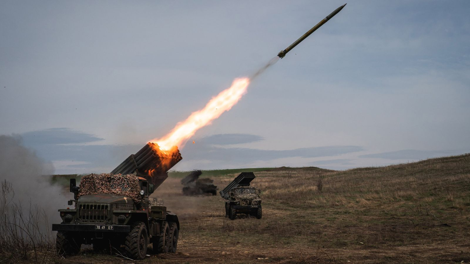 Quân đội Ukraine bắn tên lửa về phía khu vực Donbass. Ảnh: CNN.